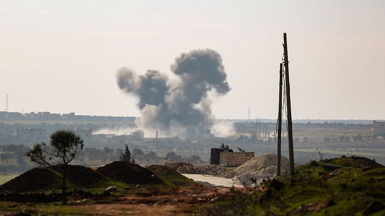 Rauchschwaden nach einem Luftangriff auf Sarnim in der syrischen Region Idlib.