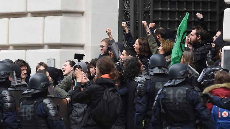 Die Aktivisten versperrten auch den Haupteingang der Blackrock-Zentrale in Paris.