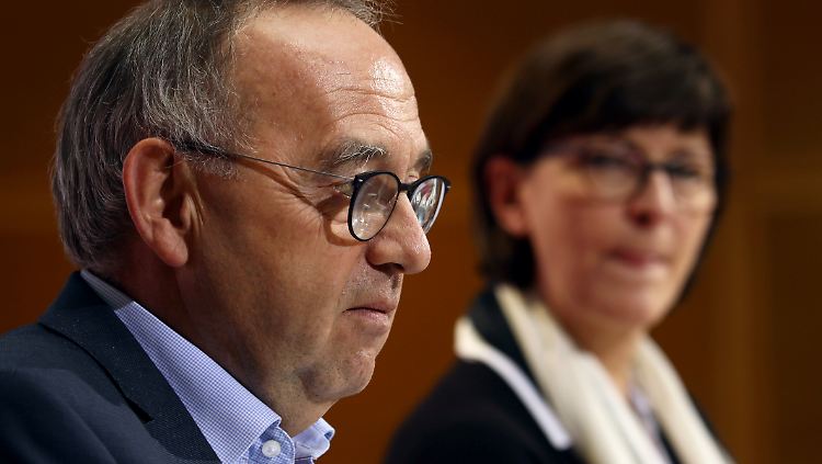 Die SPD-Chefs Walter-Borjans und Esken halten an der Großen Koalition mit der Union fest.