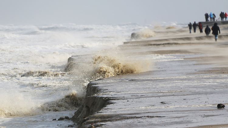 Auf der Ostfriesischen Insel Wangerooge brach durch eine Sturmflut etwa ein Kilometer Strand ab.