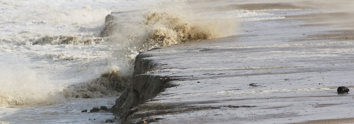 Ein Sprecher des Niedersächsischen Landesbetriebs für Wasserwirtschaft, Küsten- und Naturschutz sagte, es würden noch vier weitere Sturmfluten bis Mittwoch erwartet. Danach werde man den Schaden begutachten.