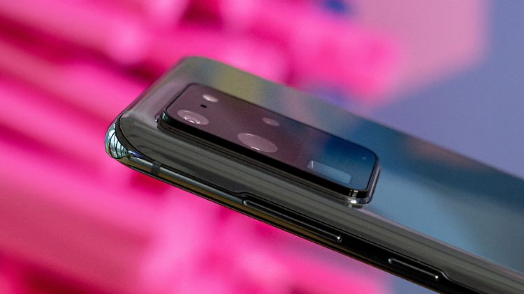 Die Kameraeinheit des Galaxy S20 Ultra ist riesig und ragt deutlich aus der Rückseite hervor.