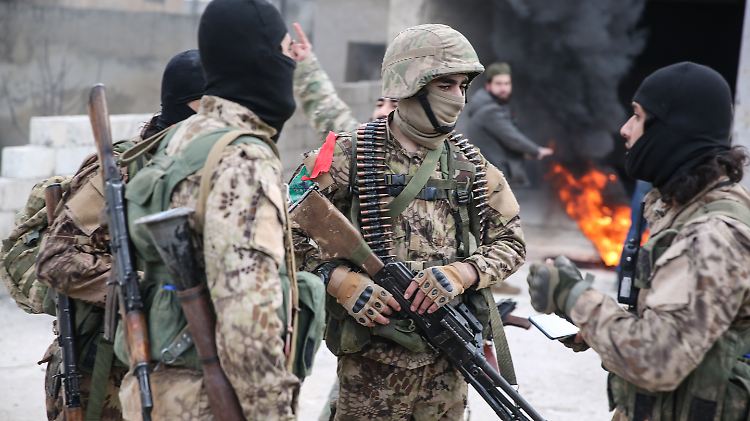 Verarmt und perspektivlos in Syrien: Die Kämpfer soll vor allem das Geld locken. Das Bild zeigt von der Türkei unterstützte syrische Kämpfer im Februar 2020.