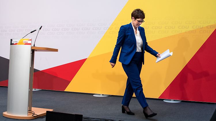 Annegret Kramp-Karrenbauer zieht sich zurück - manch Kommentator zollt ihr dafür "Respekt!".