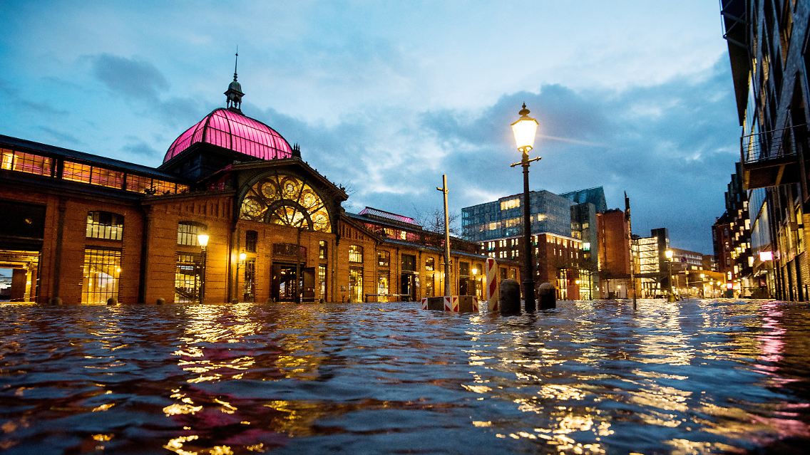 Der Fischmarkt in Hamburg ist mal wieder unter Wasser.