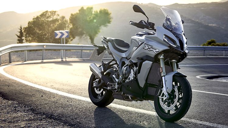 Exakt 3,3 Sekunden braucht die S 1000 XR, um sich und den Piloten auf Landstraßentempo zu beschleunigen.