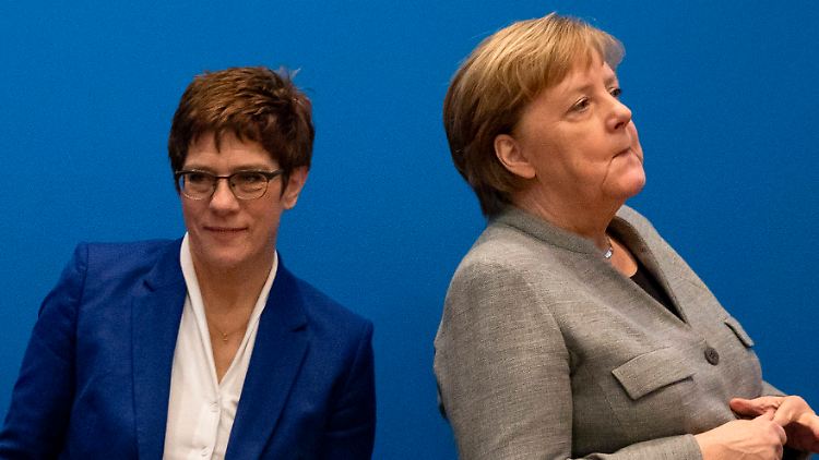 Der Rückzug Kramp-Karrenbauers (l.) wird in der Presse auch mit der Stellung Merkels in Verbindung gebracht.