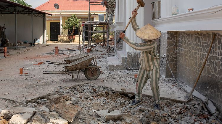 Häftlinge in Vietnam müssen schwere körperliche Arbeit leisten.