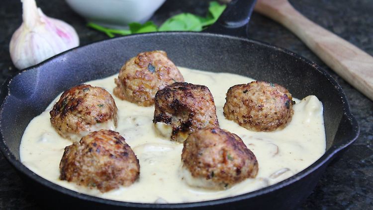 Ob man sie Köttbullar nennt oder Hackbällchen: Sie sind sehr beliebt und schmecken vielen - nicht nur Kindern.
