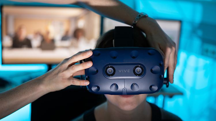 Um das Wiedersehen so authentisch wie möglich zu inszenieren, wurde der Mutter ein HTC Vive-Headset aufgesetzt und berührungsempfindliche VR-Handschuhe angezogen.