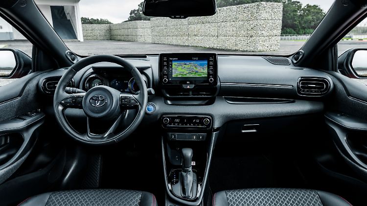 Der neue Toyota Yaris bietet einen aufgeräumten Arbeitsplatz mit großem Infotainment-Touchscreen.