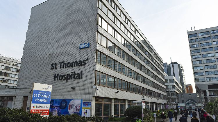 Der 53-Jährige wurde ganz ohne Symptome in eine Isolierstation im St. Thomas Krankenhaus in London aufgenommen.