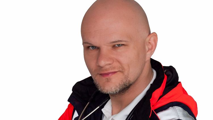 Christian Strzoda hat als Notfallsanitäter schon über 20000 Einsätze abgearbeitet. Zurzeit ist er für eine private Rettungsdienstorganisation in München tätig.