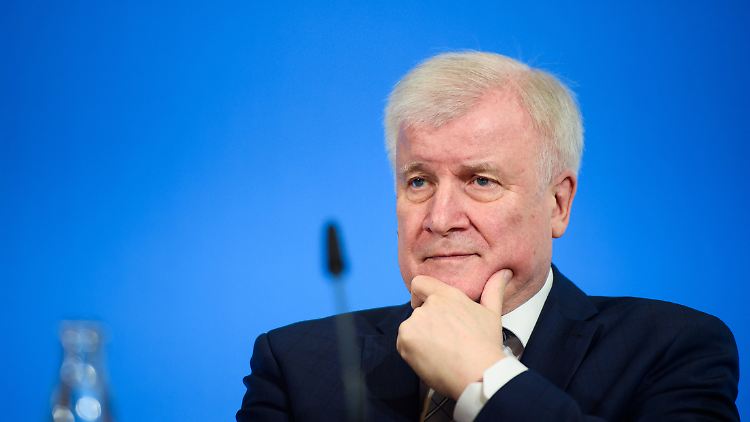 Die AfD pocht auf das Neutralitätsgesetz und geht gegen Seehofer gerichtlich vor.