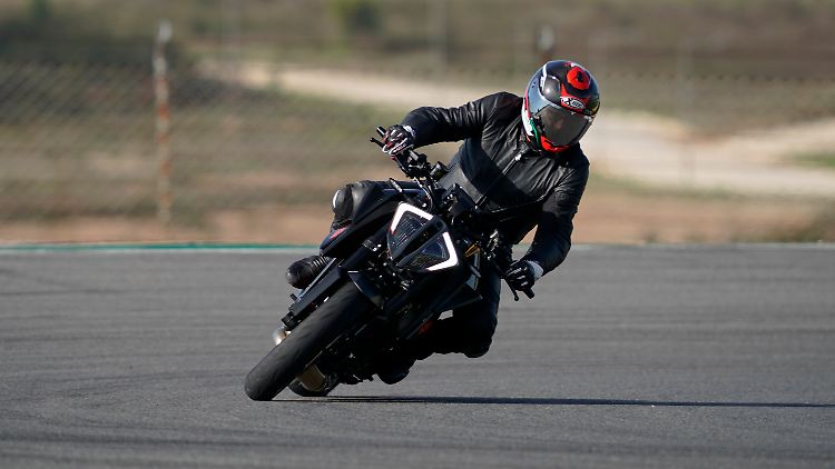 Die Super Duke bietet eine sehr feinfühlig arbeitende Traktionskontrolle, Kurven-ABS und eine einstellbare Wheelie-Kontrolle.