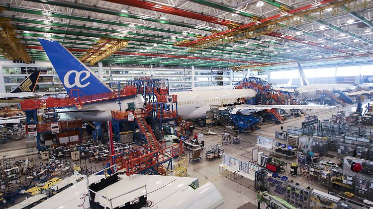 Die Arbeit dürfte Boeing jedoch nicht ausgehen - der Auftragsbestand liegt noch bei mehr als 5000 Maschinen.