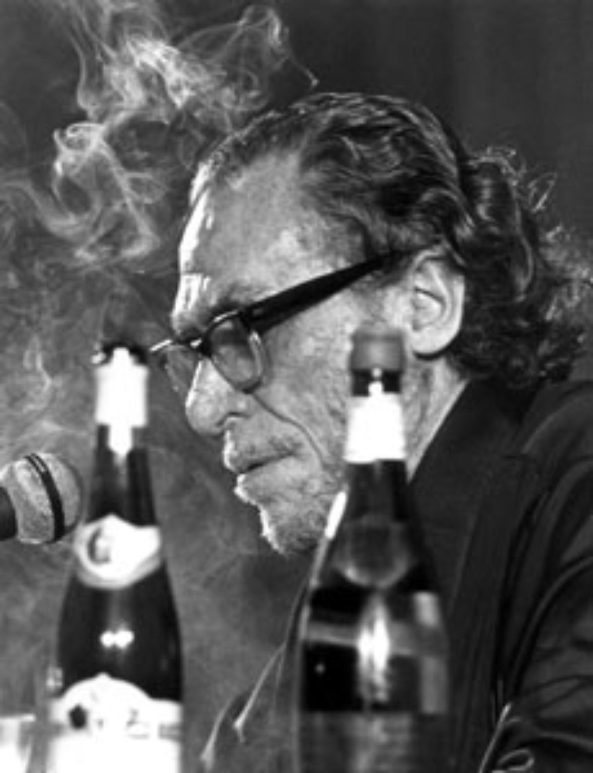 Ihm hätte das gar nicht gepasst, dem "dirty old man" Charles Bukowski. Er war Kettenraucher.