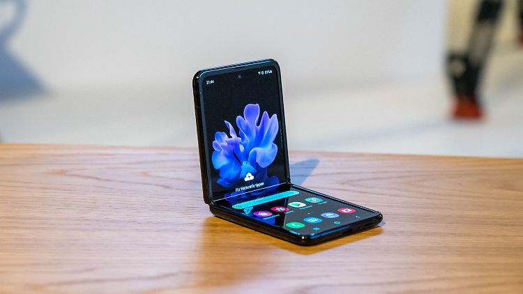 Ist das die Rückkehr des Klapphandys? Der Gedanke kann einem beim Galaxy Fold kommen.