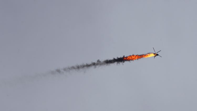 Unbestätigten Berichten zufolge wurde der syrische Hubschrauber von einer türkischen Rakete getroffen.