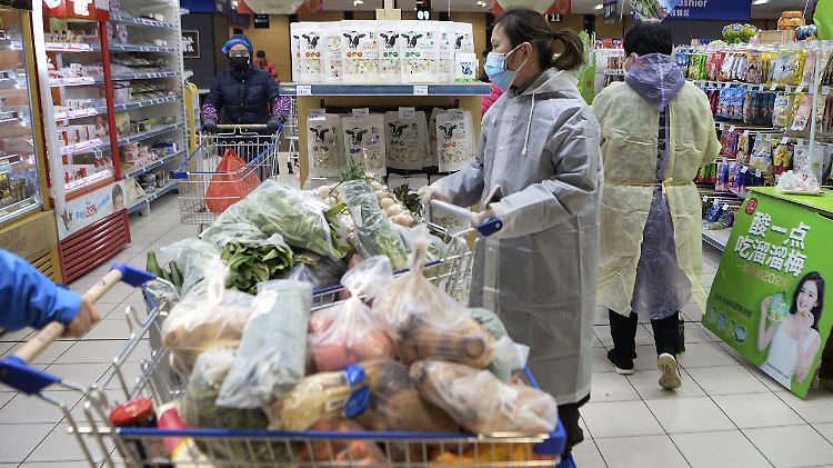 Kunden vor einem Supermarkt in der Millionen-Metropole Wuhan in der zentralchinesischen Provinz Hubei.