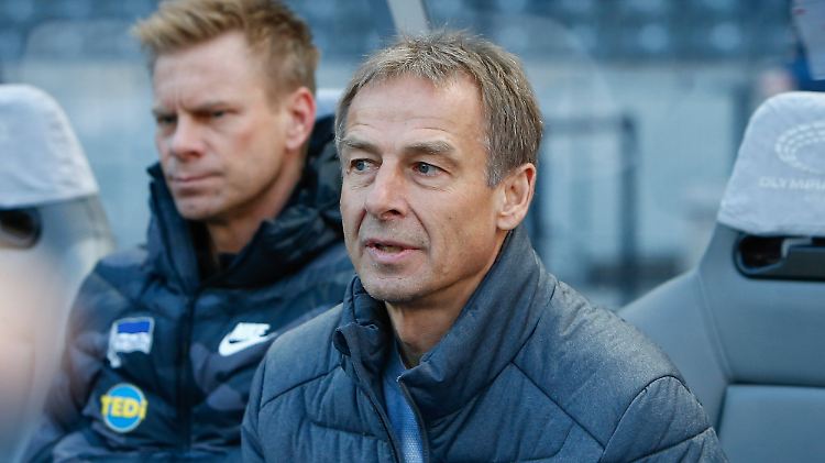 Jürgen Klinsmann hinterlässt bei Hertha viel Chaos. Co-Trainer Markus Feldhoff (im Hintergrund) darf bleiben - und Torwarttrainer Zsolt Petry bekommt direkt seinen Posten zurück.