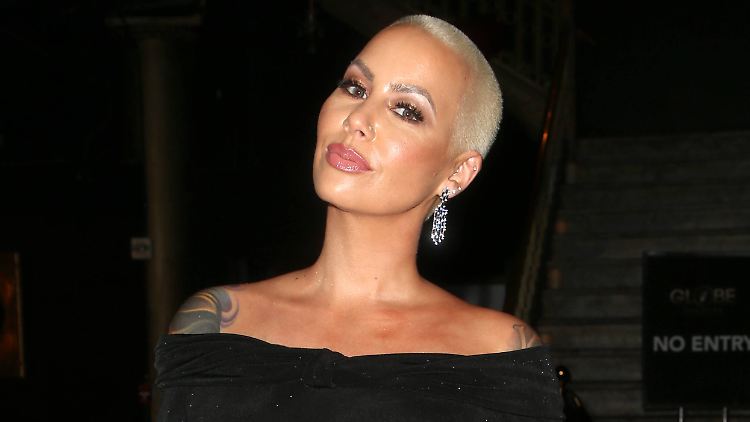 Amber Rose vor rund einem Jahr auf dem roten Teppich - da war ihre Stirn noch rein wie ein Kinderpopo.