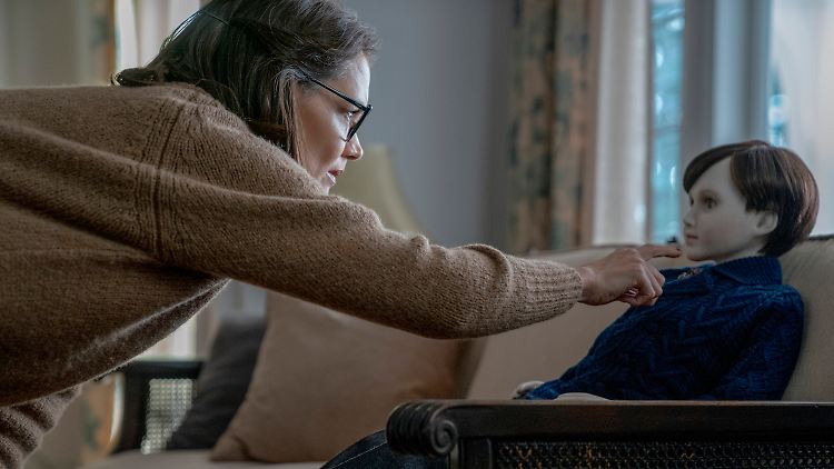 Liza (Katie Holmes) traut Puppe Brahms nicht über den Weg. Wen wundert's?