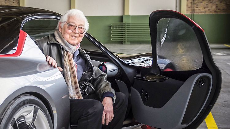 Designer Erhard Schnell im Jahr 2016 in einem Opel GT Concept.