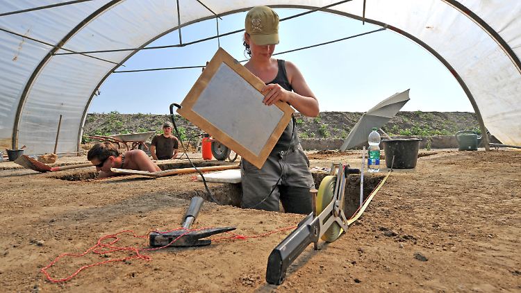 Spuren der Vergangenheit im Boden: Grabungshelfer dokumentierten jeden Schritt (Archivbild).
