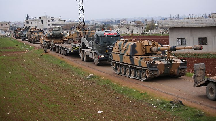 Eine türkische Militärkolonne nahe der syrischen Provinzhauptstadt Idlib.