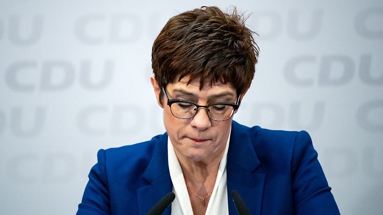 Kramp-Karrenbauer hatte am Montag ihren Verzicht auf eine Kanzlerkandidatur erklärt und angekündigt, auch den CDU-Vorsitz abgeben zu wollen.