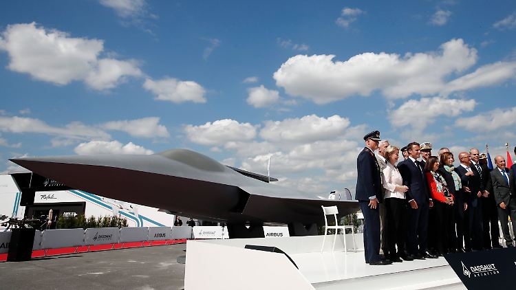 Im Juni 2019 posierte die damalige Verteidigungsministerin Ursula von der Leyen mit Macron und Kolleginnen aus Frankreich und Spanien schon vor einem Modell des neuen Jets.