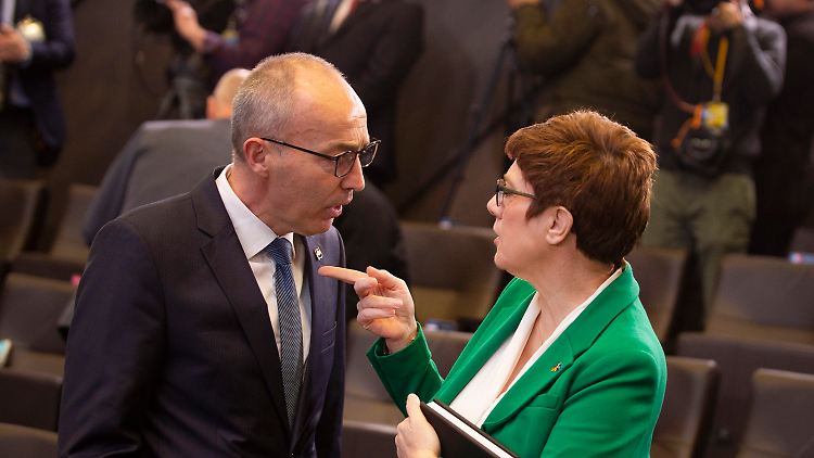 Kramp-Karrenbauer im Gespräch mit Damir Krsticevic, Verteidigungsminister von Kroatien.