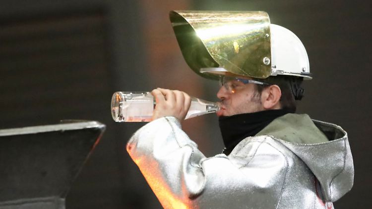 Ehrliche Arbeit mit glühendem Stahl: Für Thyssenkrupp arbeiten weltweit mehr als 160.000 Menschen.