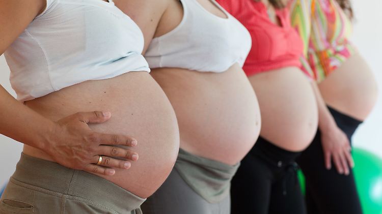 Einer Studie zufolge steigt die Wahrscheinlichkeit, dass eine Frau schwanger wird, wenn eine Kollegin ein Baby bekommt.