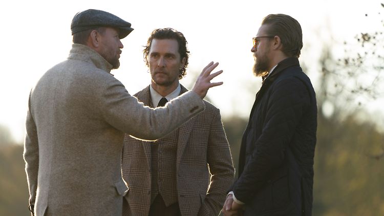 Regisseur Guy Ritchie im Gespräch mit seinen Schauspielern Matthew McConaughey und Charlie Hunnam (v.l.)
