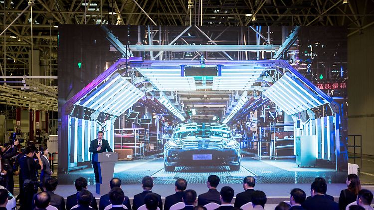 Tesla-Chef Elon Musk will das Geld unter anderem dafür einsetzen, um die Bilanz des Konzerns zu stärken.