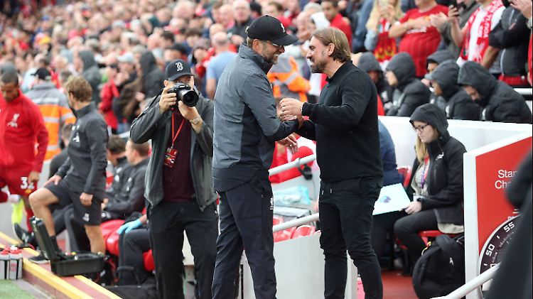 Man kennt sich: Daniel Farke und Jürgen Klopp beim Hinspiel am 9. August. Das gewann der FC Liverpool zum Saisonauftakt an der Anfield Road mit 4:1.