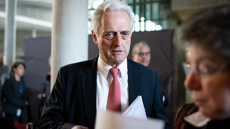 Will seinen Parteikollegen Scheuer in Schutz nehmen: Ex-Bundesverkehrsminister Peter Ramsauer vor dem Untersuchungsausschuss zur Pkw-Maut.