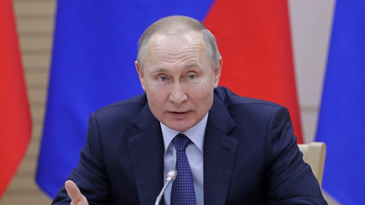 2005 hatte Putin gesagt, dass er unter keinen Umständen die Verfassung ändern wolle.