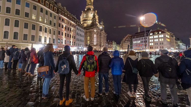 Mehr als Zehntausend Menschen bildeten eine Menschenkette um die Altstadt.