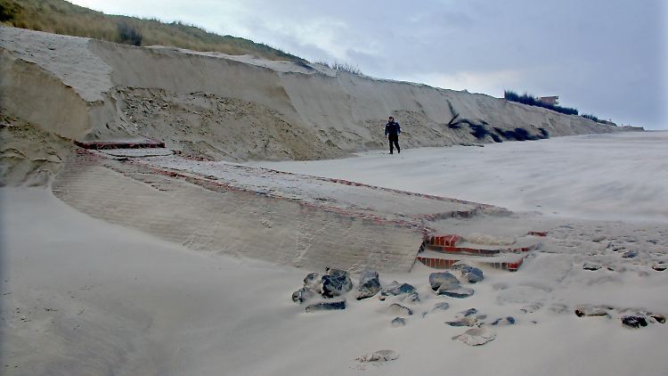 Die Wellen der Sturmflut haben auch die alte Strandmauer am Nord-/Ostufer freigelegt.