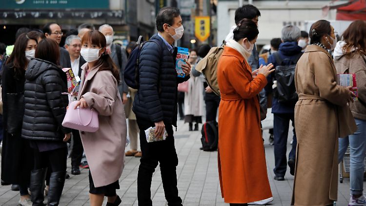 Fast alle mit Maske: So sieht es an diesem 14. Februar in Tokio aus.