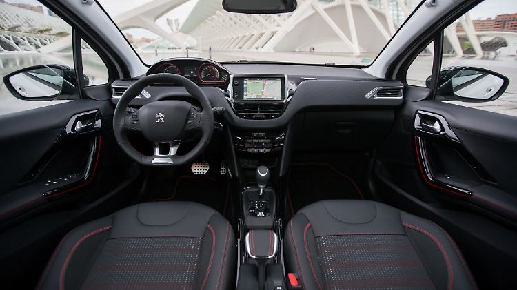 Auch im Peugeot 2008 muss der Pilot über das Lenkrad auf Tacho und Drehzahlmesser blicken.