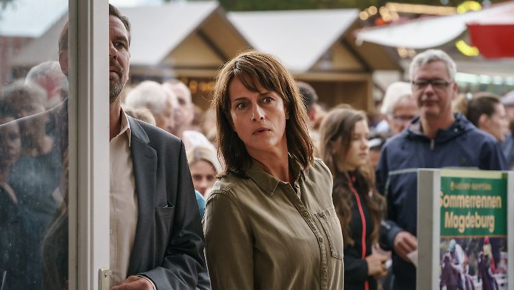 "Polizeiruf 110: Totes Rennen": Kommissarin Brasch (Claudia Michelsen) beobachtet Micky im Wettbüro, neben ihr Kollege Kehrs (Michael Maertens).