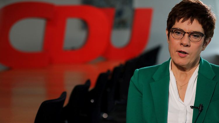Kramp-Karrenbauer hatte am Montag auf die Kanzlerkandidatur verzichtet und den Rückzug von der Parteispitze angekündigt.