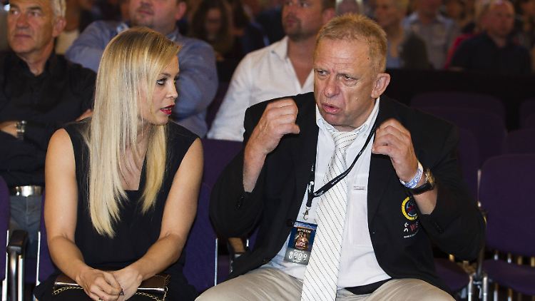 Boxtrainer Jürgen Lutz, der früher auch Regina Halmich trainierte. Halmich war vor 1995 bis 2007 ungeschlagene Weltmeisterin der IBF.