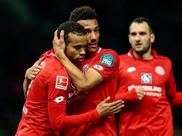 Robin Quaison würde bei weiteren Toren sicherlich mit weiteren Umarmungen belohnt.