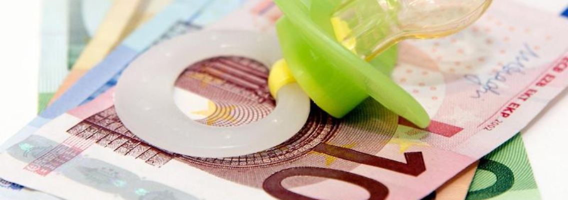 Mehrere Euroscheine und ein Babyschnuller sind abgebildet. Foto: Mascha Brichta/dpa-tmn/Symbolbild