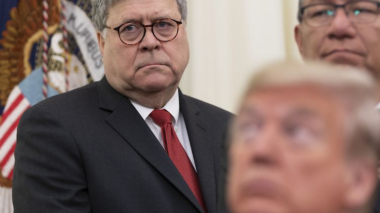 Sind sich derzeit nicht ganz einig: US-Justizminister William Barr (li.) und US-Präsident Donald Trump.